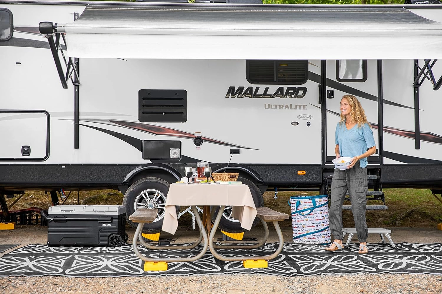 Camco Camper/RV Leveling Blocks - Features Stackable Interlocking Design & Includes Zippered Bag for RV Storage - Compatible w/Single Wheels, Dual Wheels, Tandem Axles & More - 4-Pack (44501)