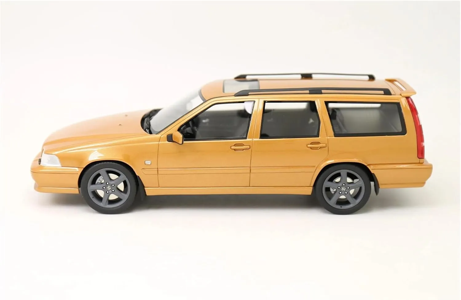 Metal Die Cast Toy Cars 1/18 for Volvo V70 R Gen 1 1998 Resin Model Car Collectibles Static Display Desktop Decoration for Home Or Office Décor(Silver)