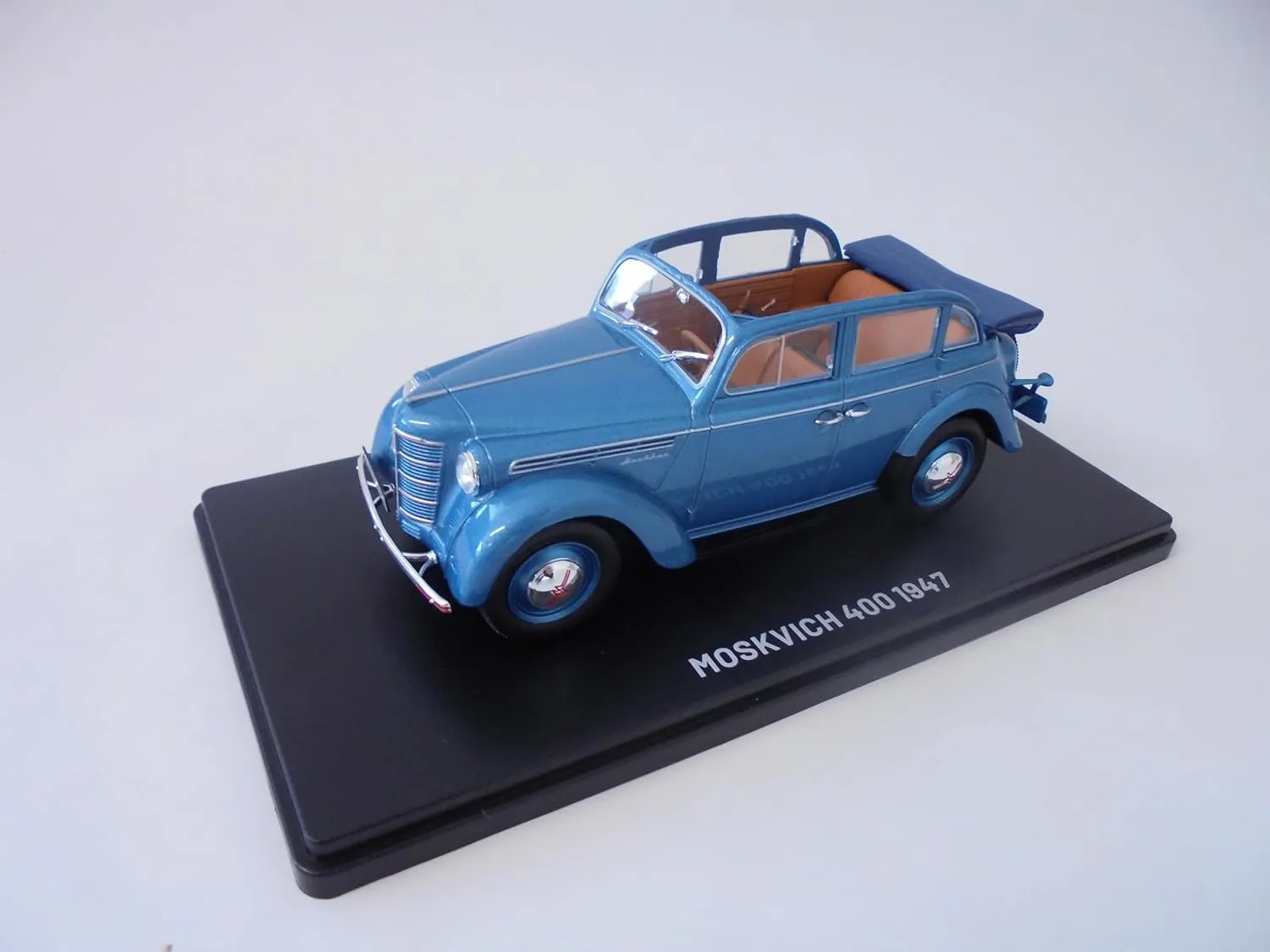 OPO 10 - Collectible Miniature car 1/24 Compatible with Moskvich 400 (1947) VQR45