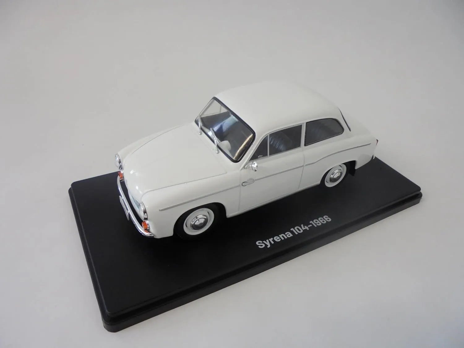 OPO 10 - Collectible Miniature car 1/24 Compatible with Syrena 104 (1982) VQR11