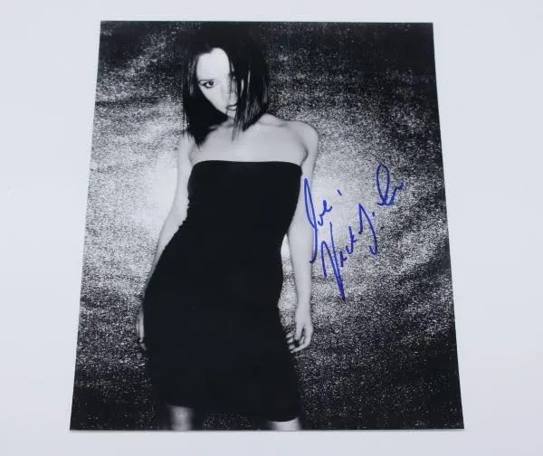 Spice Girls Wannabe Pop Star' Victoria Beckham Hand Signed Autographed B/W 8x10 Glossy Photo Loa