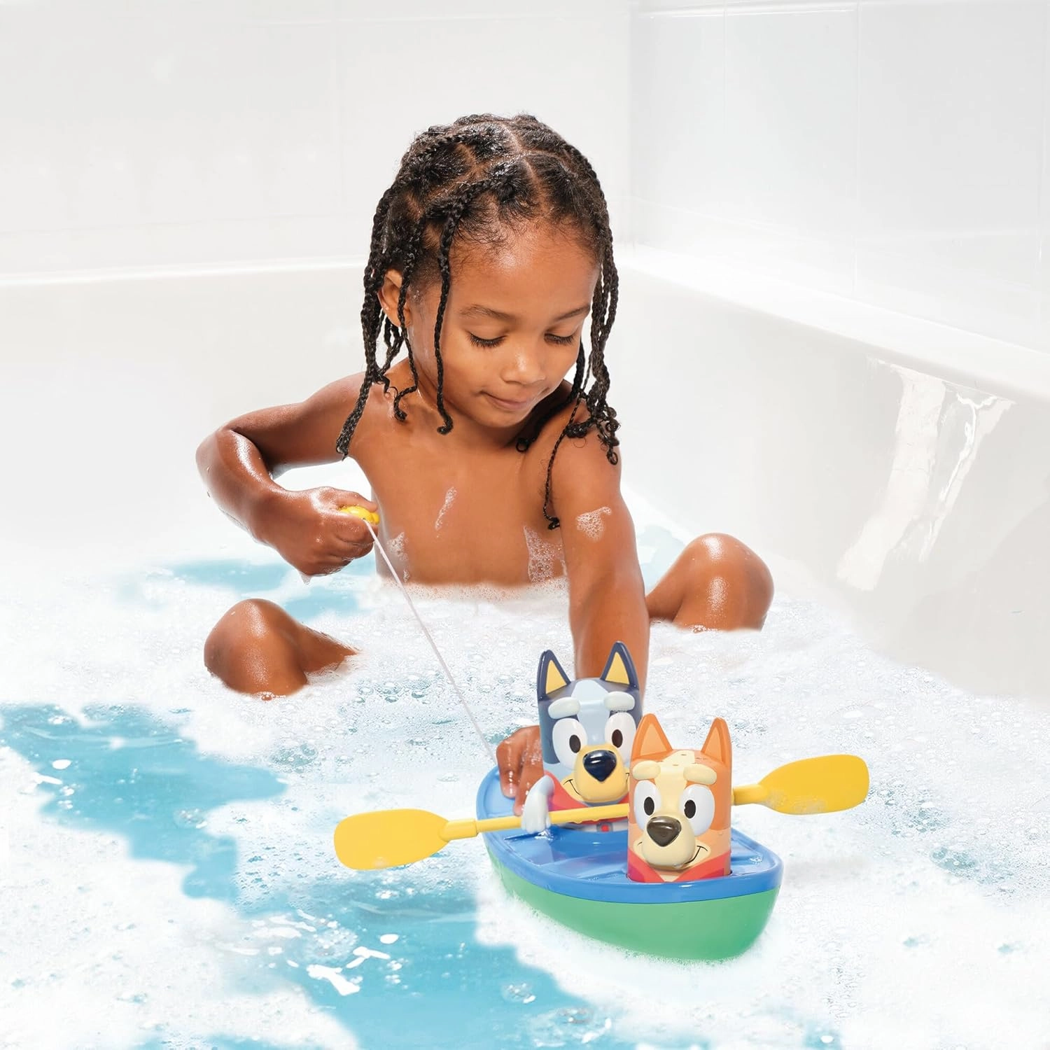 TOMY Toomies Bluey Pull and Go Canoe - Pull String Helps Bluey Paddle Through Water - Includes Bingo Bath Toy Pourer - Bluey Toys for Bath - Ages 18 Months and Up